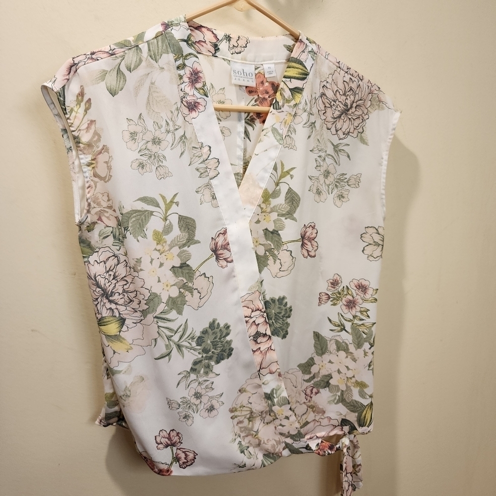 SOHO New York & Company Tie-Front wrap Floral Sleevesless Blouse XS